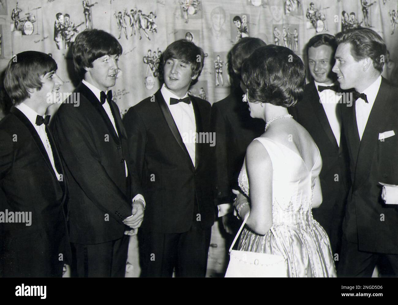 Princess Margaret and Lord Snowdon chat with members of the Beatles at the world premiere of the British group's first film "A Hard Day`s Night" at the London Pavilion, Monday night, July 6, 1964. From left are: Ringo Starr, Paul McCartney, John Lennon, George Harrison, hidden, and the manager of the group, Brian Epstein. Outside the theater, 200 policemen were holding back the screaming fans who were out in the thousands. (AP Photo) Stockfoto